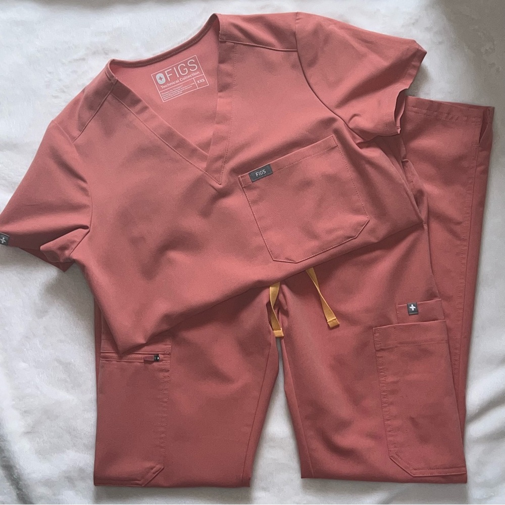 FIGS Coral scrub set XXS